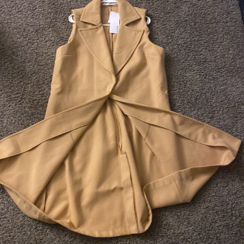 Sleeveless coat